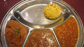 ターリーセットA(3種類のカレー・ナン・ライス) インド辛