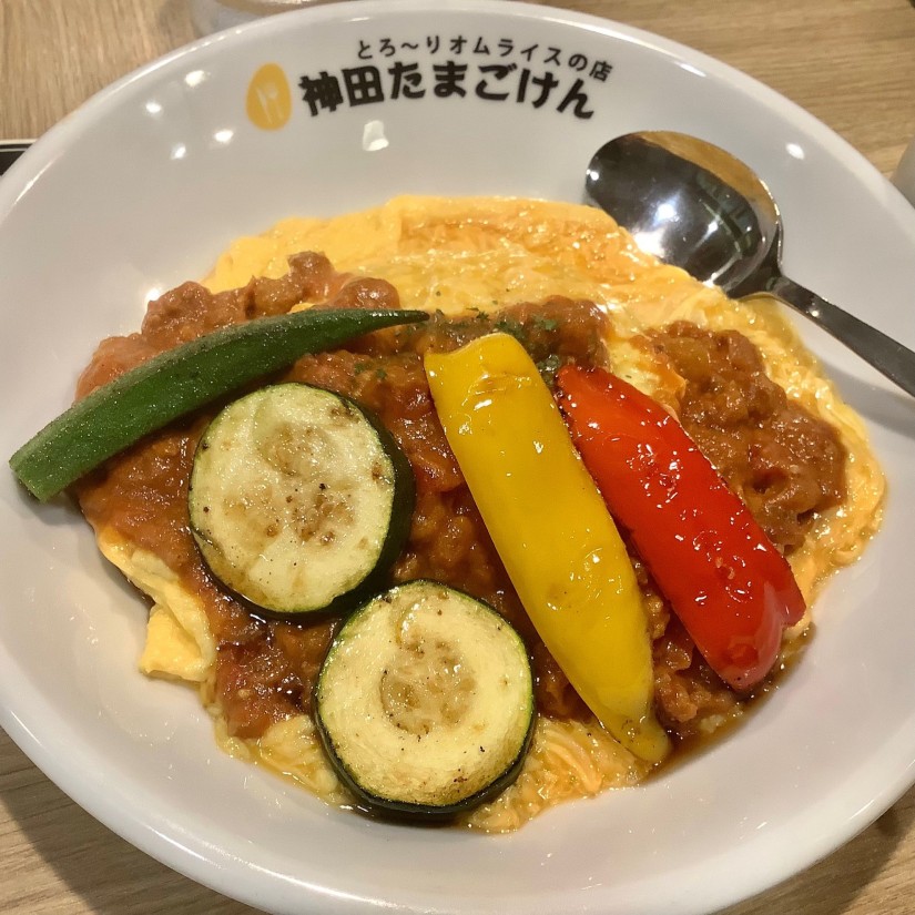 夏野菜のキーマカレーオムライス