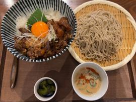 担々風のお汁でいただくざるそば、牛すじ玉丼