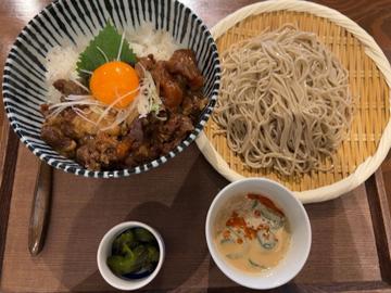 担々風のお汁でいただくざるそば、牛すじ玉丼
