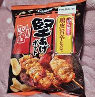 堅あげポテト　炭火焼き鶏皮旨辛仕立て
