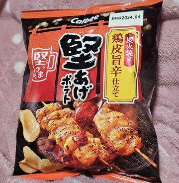 堅あげポテト　炭火焼き鶏皮旨辛仕立て
