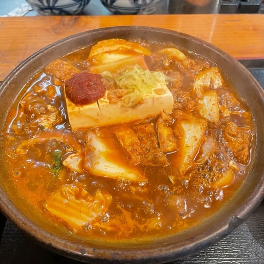 激辛　赤味噌煮込みうどん