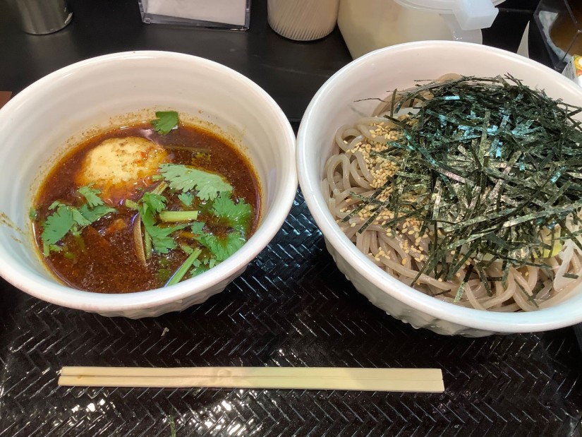 アサリと鶏つくねのシビれつけ蕎麦