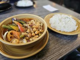 彩り野菜のスープカレー豚角煮（角煮は別皿） 閏年