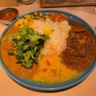 コリアンダーチキンカレー、サバのココナツカレーのあいがけ 天（10）辛