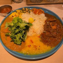 コリアンダーチキンカレー、サバのココナツカレーのあいがけ 天(10)辛