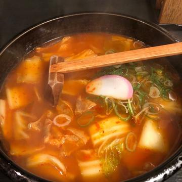 激かす