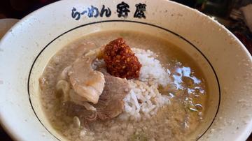 しょうゆラーメン、激辛トッピング雷ダレ(辛みそ)、半ライス