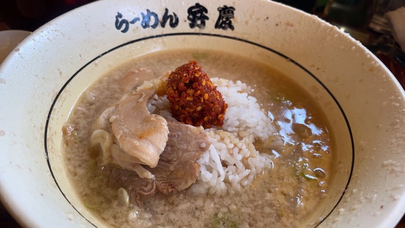 しょうゆラーメン、激辛トッピング雷ダレ(辛みそ)、半ライス