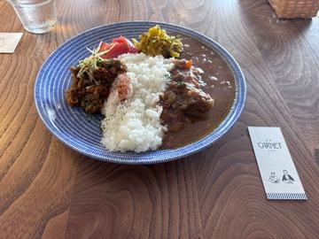 ポークビンダルーとチキンキーマカレー