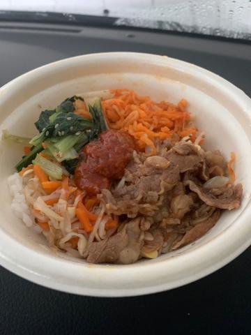 1/2日分の野菜! 旨辛牛焼肉の温玉ビビンバ もち麦入り