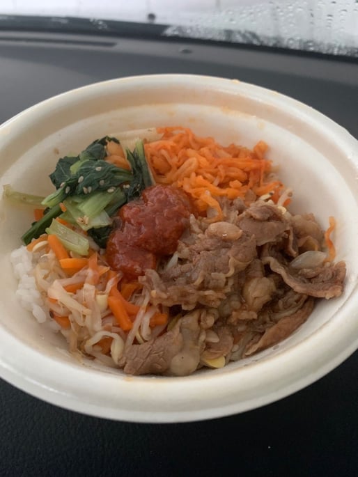 1/2日分の野菜! 旨辛牛焼肉の温玉ビビンバ もち麦入り