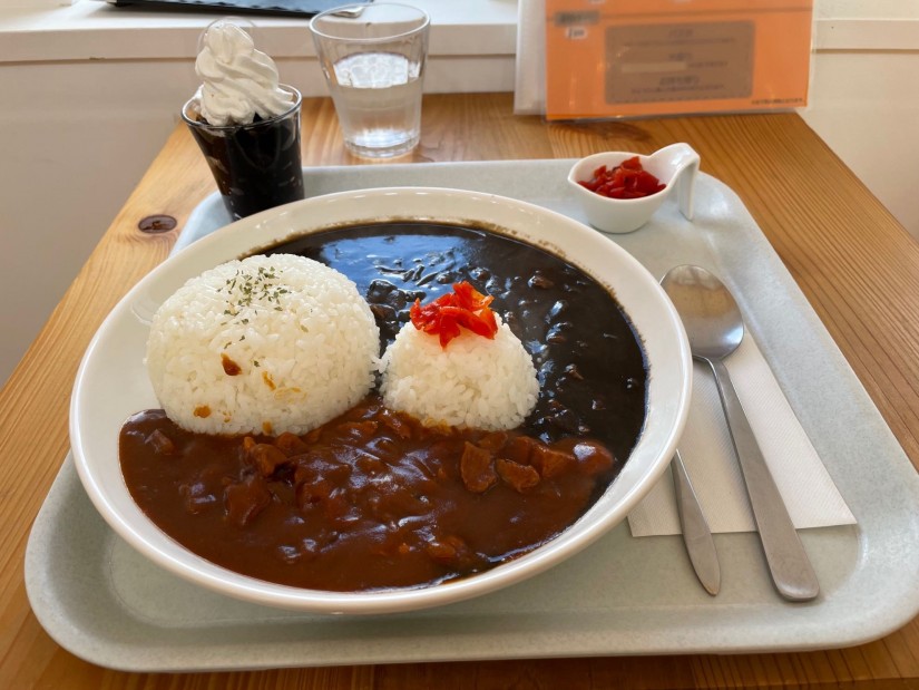 赤と黒のひょうたん島カレー