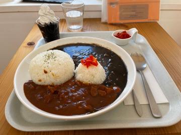赤と黒のひょうたん島カレー
