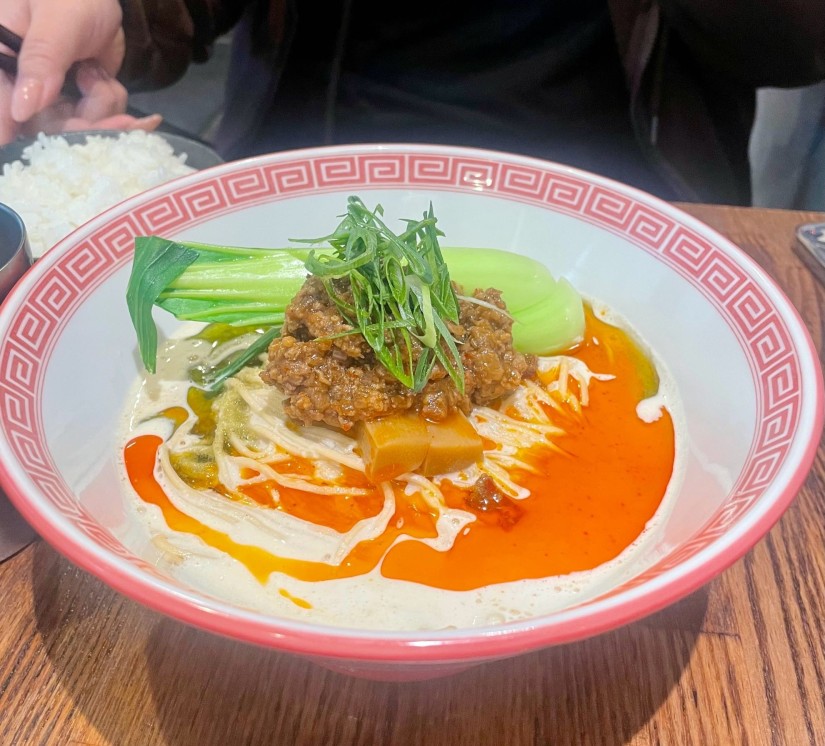 赤と緑の担々麺