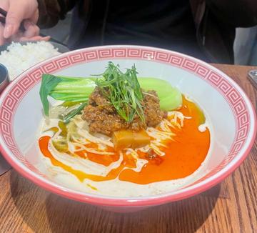 赤と緑の担々麺