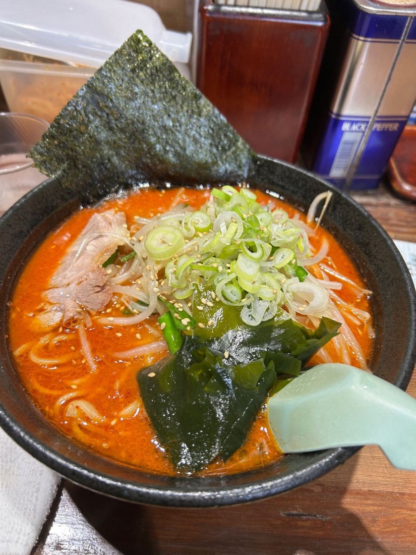 辛味噌ラーメン ちょい辛と表記されてました。確かに、ちょっぴりピリかなぁ、、、味噌味が美味しくて辛さはほとんど感じませんでした。が、麺の太さも好みだったのでまた行きたいです。辛さを追求しているお店さんではないので、美味しくいただきました。