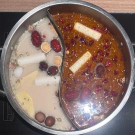 火鍋 中鍋 白湯と麻辣スープ 中辛（麻辣スープ）
