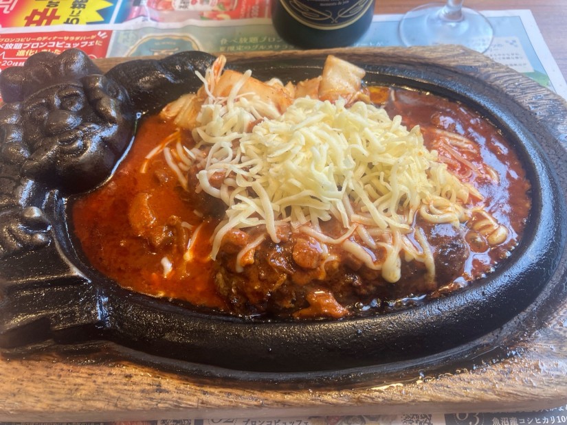 激辛プルダックソースがけ ブロンコおじさんのこだわり 炭焼きがんこハンバーグ 〜まろやかチーズよいしょ盛り!!〜
