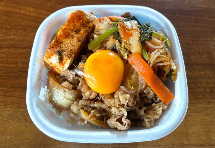 月見旨辛すきやき牛丼