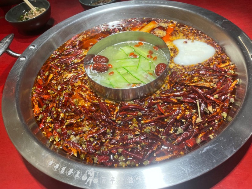 本番2色鍋 周りは激辛  真ん中は普通