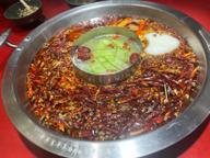 本番2色鍋 周りは激辛  真ん中は普通