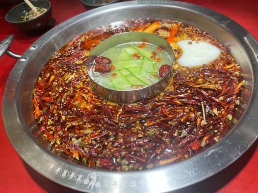 本番2色鍋 周りは激辛  真ん中は普通