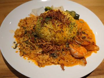 海老のトマトクリームカレーとココナッツチキンキーマカレー