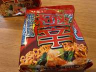 極辛汁なし海鮮風炒め麺