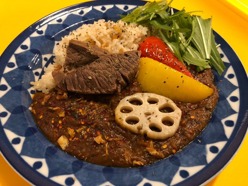 ビーフカレーに野菜トッピング やみつきスパイス掛け