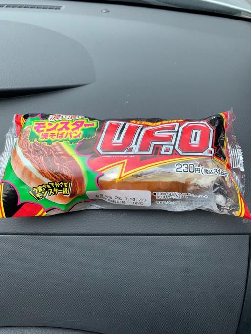 日清焼きそばU.F.O 濃い濃いモンスター焼きそばパン