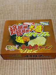 ペヤング やきそば 超超超超超超大盛ペタマックス 辛味噌ラーメン 絶対に1人で食べないでください。