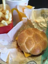 ワイルドビーフバーガー オニオンリング＆チーズ ピリ辛