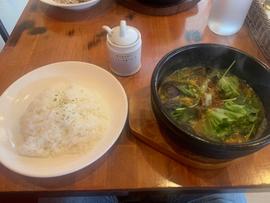 なすとトマトのスープカレー（自家製チャーシュー入り）