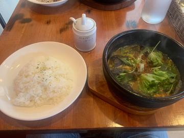 なすとトマトのスープカレー（自家製チャーシュー入り）