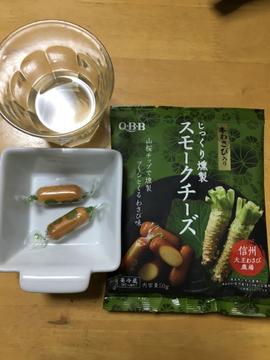 本わさび入りじっくり燻製スモークチーズ 山桜チップで燻製ツーンとくるわさび味