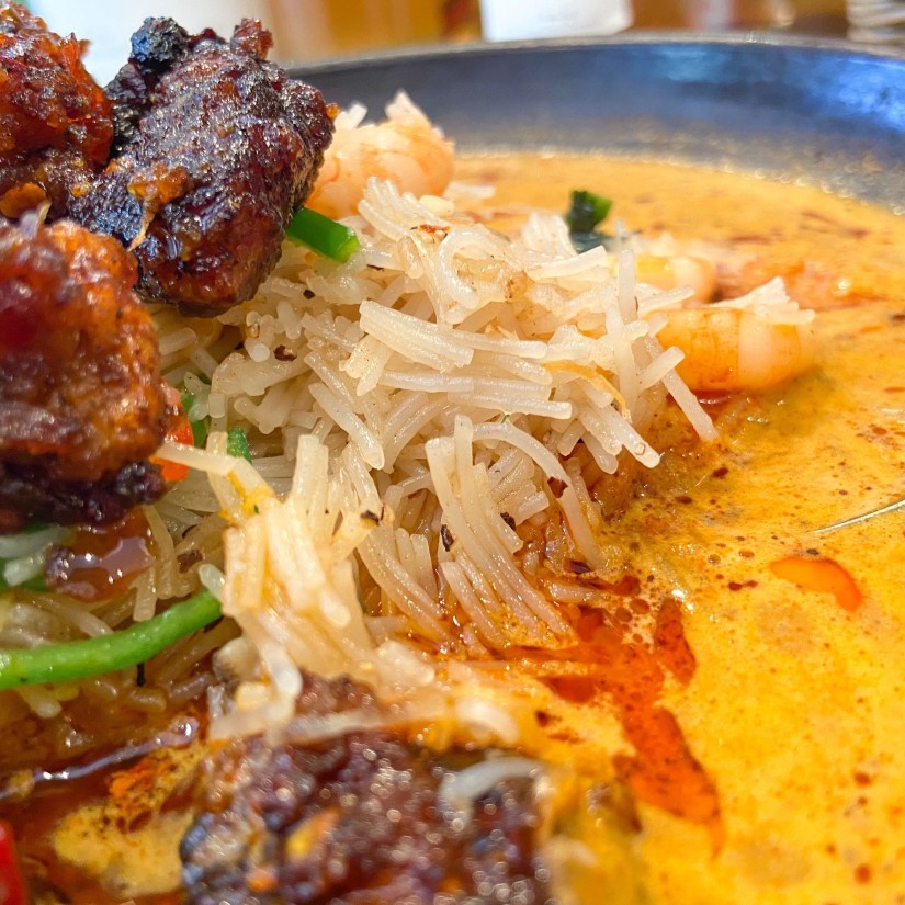 シーフードヌードルカレー ５辛＋ブタナンコツ