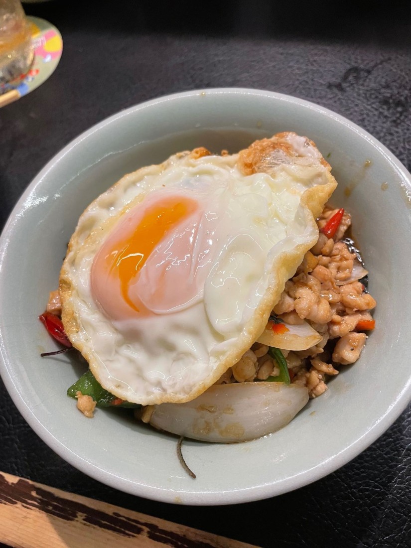 ガイ・パット・バイガパオ・ラート・カオ 3辛