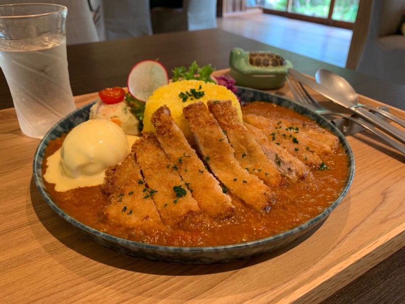 牛ほほダシの金星佐賀豚のロースカツカレー