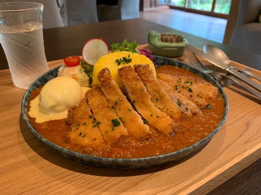 牛ほほダシの金星佐賀豚のロースカツカレー