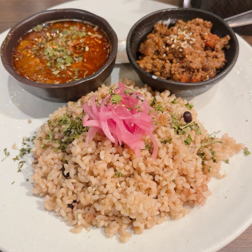 選べる!2種カレー(ポークビンダルー&有機ビーツ・紅芯大根の牛豚合挽キーマ)