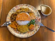 日替わりスリランカカレー副菜8種 3辛が基本の辛さ