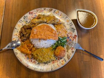 日替わりスリランカカレー副菜8種 3辛が基本の辛さ