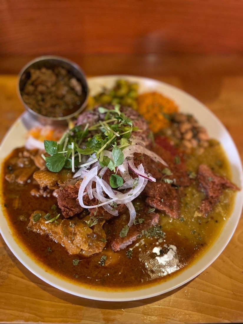 あいがけ 出汁キーマ×チキン＋ポークカツレツ