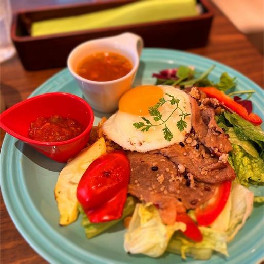 グリルビーフのサラダジャンバラヤwithサルサソース