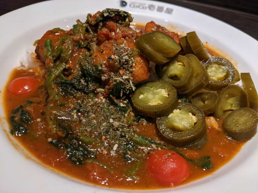 チキンとトマトのスパイスカレー ほうれん草トッピング ハラペーニョ追加