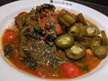 チキンとトマトのスパイスカレー ほうれん草トッピング ハラペーニョ追加 