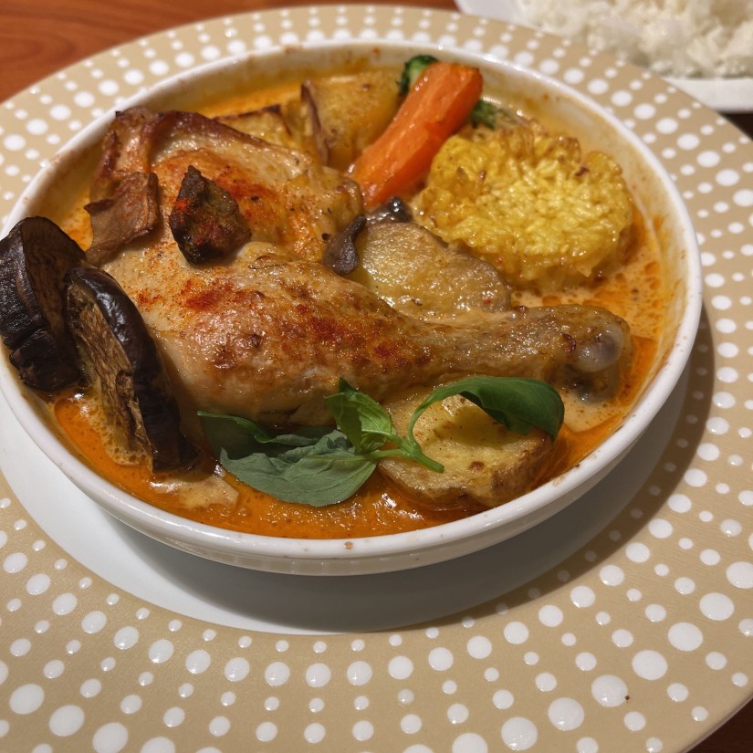 骨付き鶏のほろほろ煮込みレッドカレーソース