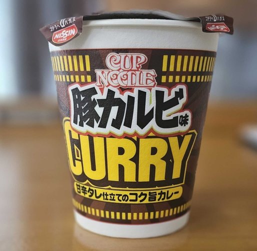 カップヌードル 豚カルビ カレー 甘辛タレ仕立てのコク旨かれー